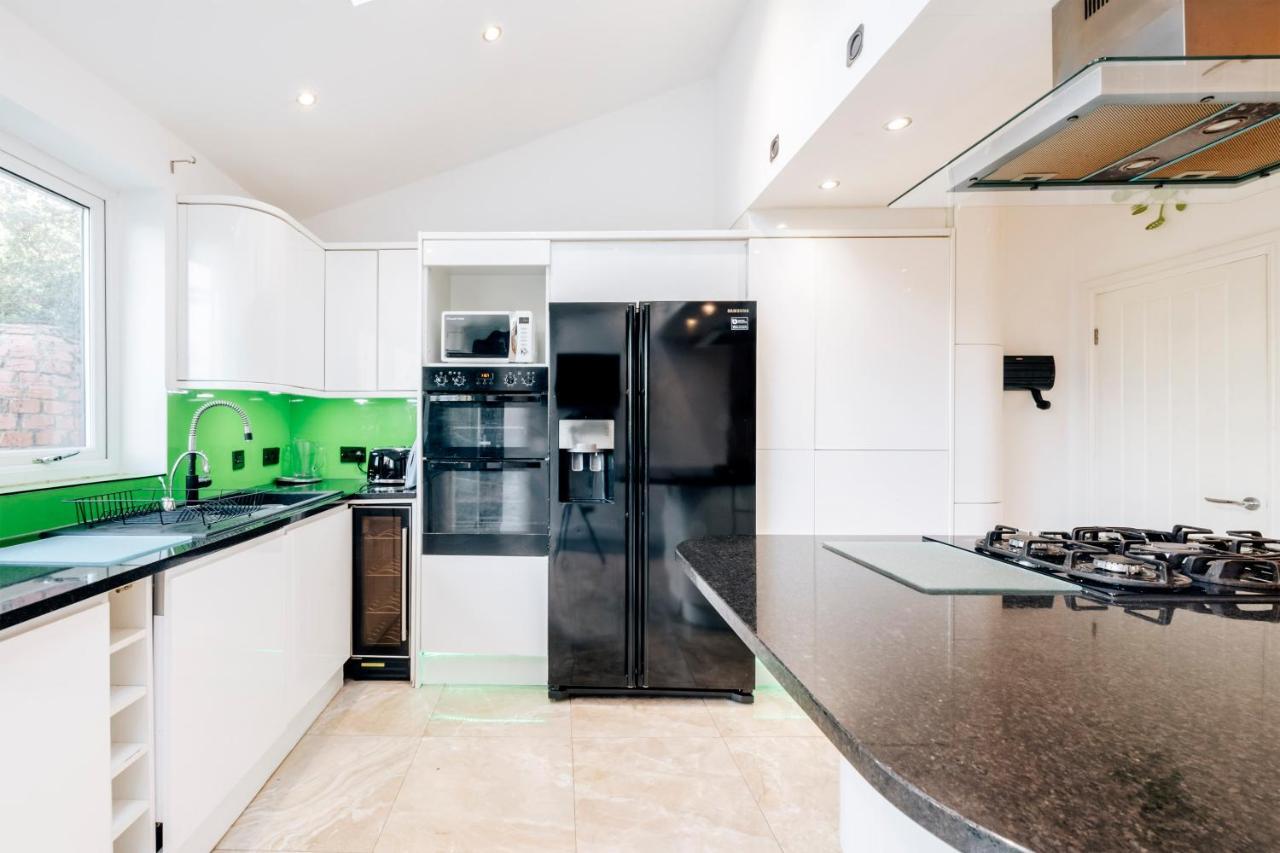 فيلا Luxury Unique Townhouse With Hottub & Pizza Oven بولتون المظهر الخارجي الصورة